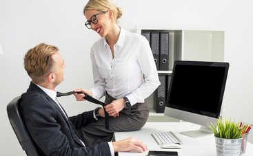 Почему мы влюбляемся в своих коллег: психология служебных романов