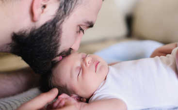 Папа и новорожденный: трогательный фотопроект от ЮНИСЕФ ко Дню отца