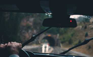 Особенности вождения в ливень: 7 важных советов