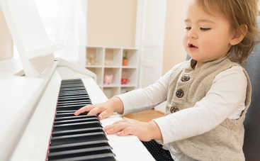 Просто удивительно, как игра на пианино влияет на мозг и развитие ребенка