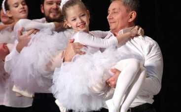 Папа спас выступление дочери и стал звездой интернета: смешное видео