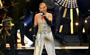 Дженифер Лопес обручилась: в ярком купальнике и с обручальным кольцом