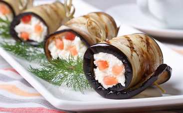 Рулетики из баклажанов с нежным сыром и помидорами: рецепт летней закуски