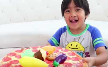 Cамый богатый ребенок-блогер уже заработал 11 млн и запускает линию игрушек