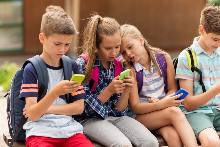 elementary-school-students-with-smartphones-picture-id607266570