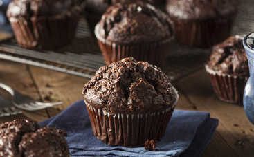 Шоколадные кексы со сливами: быстрый рецепт к чаепитию