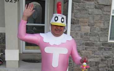 Папа наряжается в прикольные костюмы и провожает сына на учебу: смешные фото