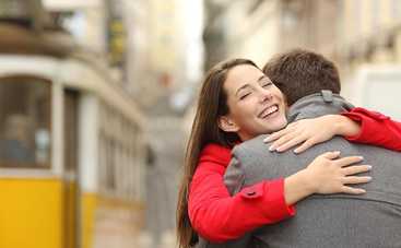 Девушка зарабатывает тысячи долларов, обнимая людей: необычный бизнес