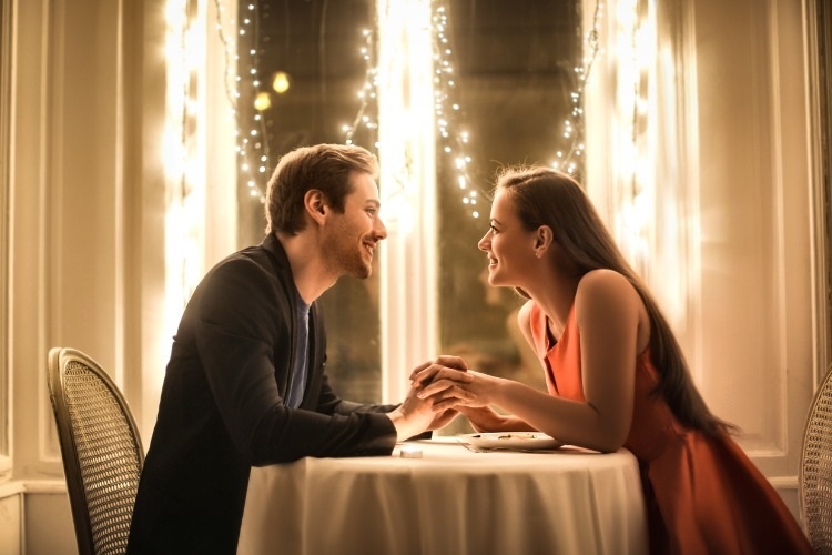 sweet-couple-having-a-romantic-dinner-picture-id860821478_01