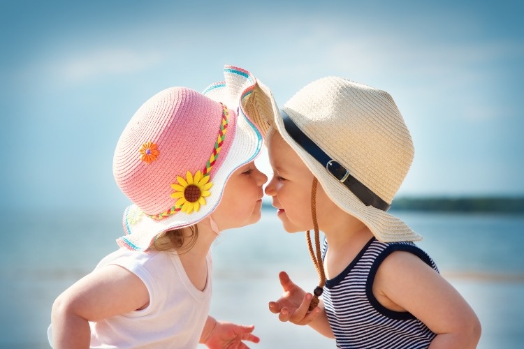 babygirl-and-babyboy-kissing-on-the-beach-picture-id660458386