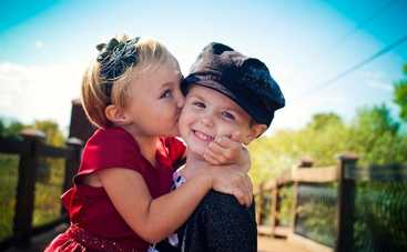 Первая детская влюбленность: как поддержать юного романтика