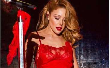 Тина Кароль показала редкое фото из детства с родителями и братом