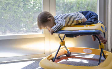 Чем опасны ходунки: 3 причины отказаться от детского девайса