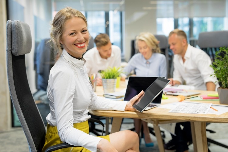 happy-woman-in-office-working-in-group-picture-id882193352