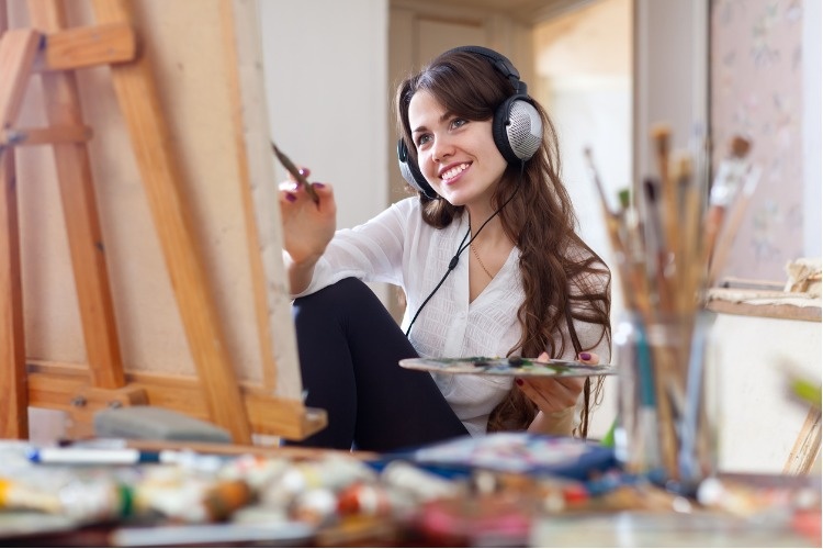 girl-in-headphones-paints-with-oil-colors-on-canvas-picture-id468716857_1