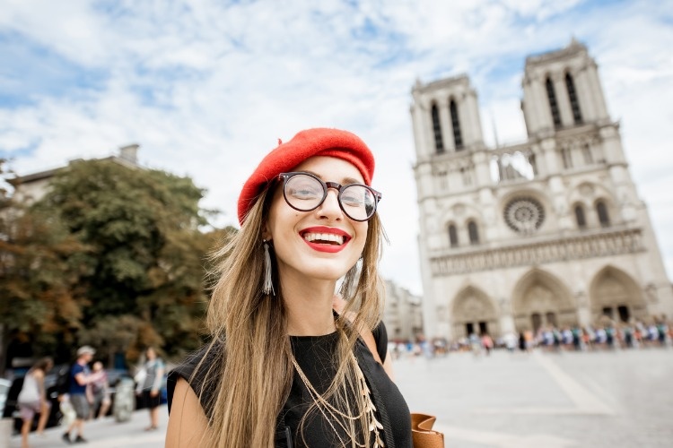 woman-traveling-in-paris-picture-id840586450