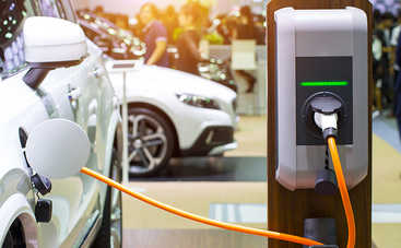 Что лучше для женщины-водителя: гибрид или электрокар