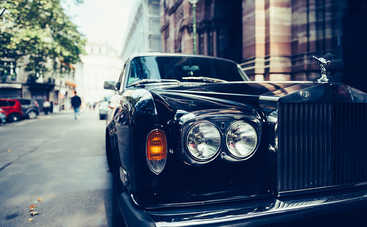 Зачем машинам маскоты: история автомобильных оберегов