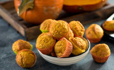 Тыквенные маффины с изюмом и орехами: полезный десерт к семейному чаепитию