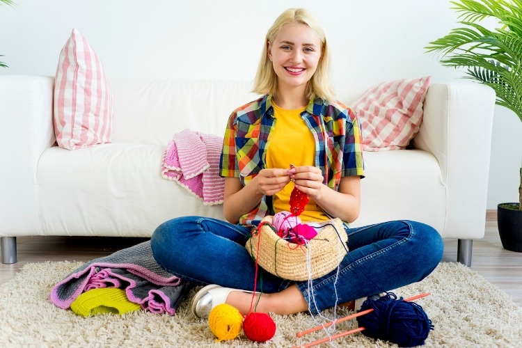 girl-knitting-at-home-picture-id883012638