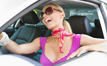 Стразы, бантики и мишки: как женщины украшают салон своего авто (фото)