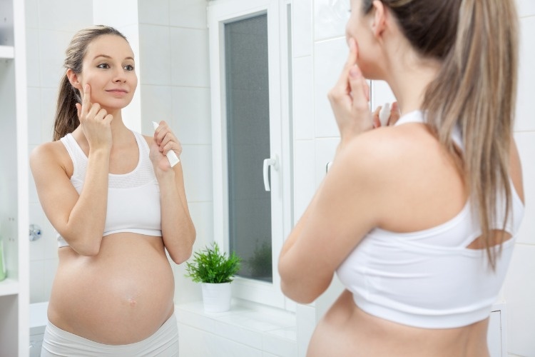 pregnant-woman-in-bathroom-mirror-picture-id515056826