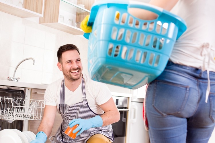 young-couple-doing-chores-together-picture-id909196132