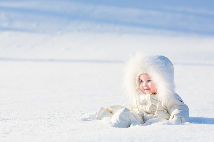 beautiful-baby-in-white-suit-sitting-at-snow-field-picture-id474297959_1_01