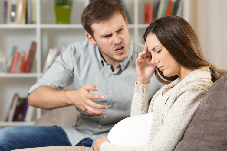 sad-pregnant-woman-fighting-with-her-husband-picture-id868466774_01