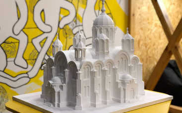 Незрячие дети Киева получили 3D-макет известного сооружения