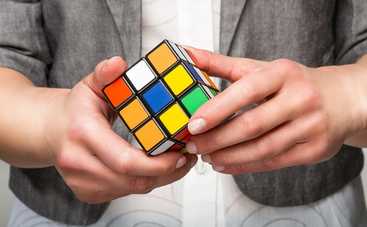 Новый рекорд: мальчик собрал три кубика Рубика одновременно руками и ногами