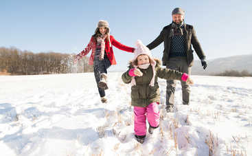 Чем заняться на улице с ребенком зимой: 5 интересных игр со снегом