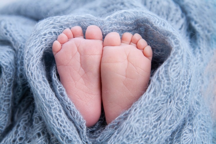 tiny-foot-of-newborn-baby-picture-id475752048_01