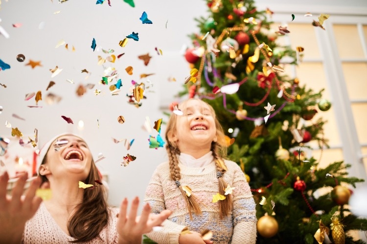 celebrating-christmas-with-little-daughter-picture-id896157536_01