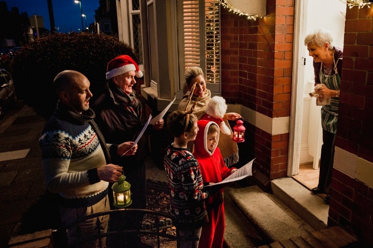 family-carol-singing-picture-id809937602