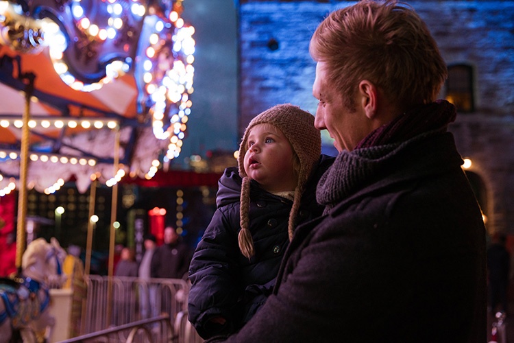 father-and-daughter-watching-lights_4460x4460_