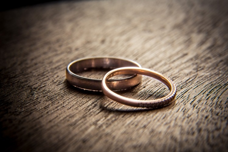 wedding-rings-on-wood-picture-id972420664