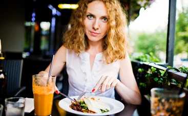 Как удачно выйти из неловкой ситуации за столом: правила этикета