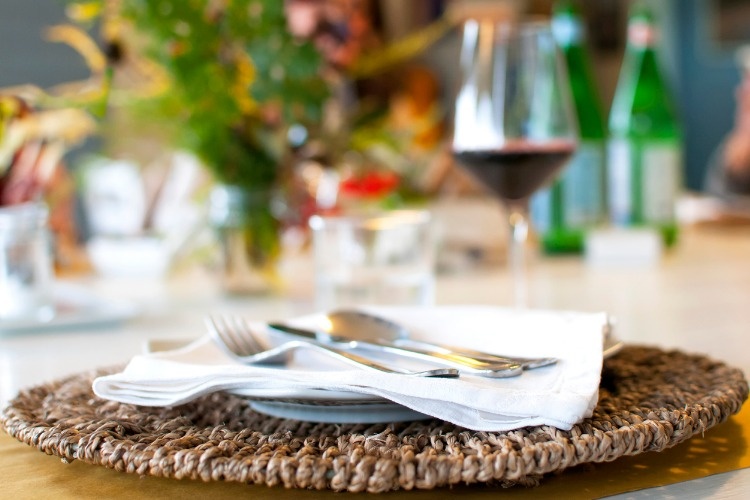 elegant-tablecloth-at-restaurant-picture-id1072931610