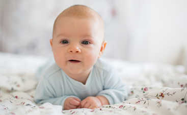 Когда ребенок должен начать держать голову: нормы, сроки и патологии