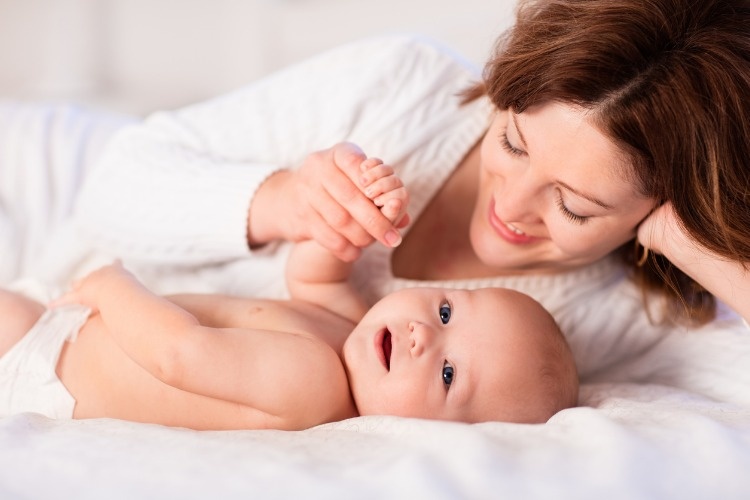 mother-and-baby-on-a-white-bed-picture-id504907800_01