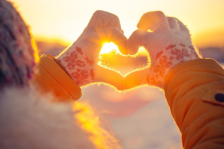 woman-hands-in-winter-gloves-heart-symbol-picture-id1028892946_02