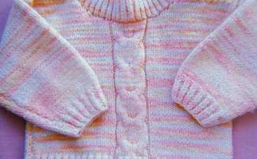 Вяжем спицами пуловер для грудничка с застежкой на плече