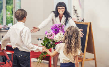 Подарунки вчителям до 8 березня: піклуємось про сімейний бюджет