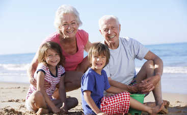 Бабушки и дедушки, которые нянчат внуков, живут дольше