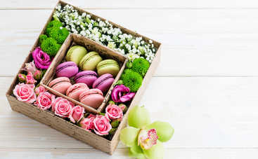 Жінці сподобається: квіти у коробці із солодощами на 8 березня