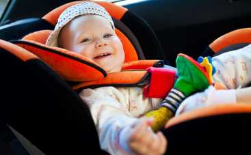 Почему дети должны сидеть в автокресле без верхней одежды