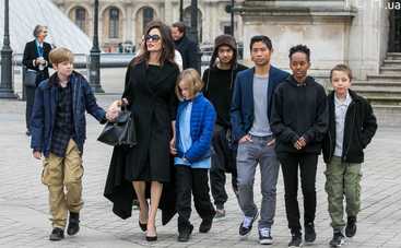 Редкий кадр: Анджелина Джоли вышла в свет со всеми своими детьми