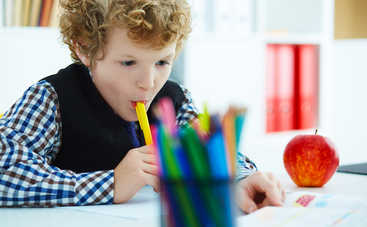 Більше не "бобер": як відучити дитину гризти ручки