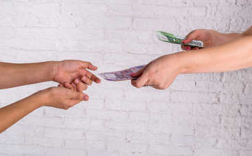 Деньги в долг: как правильно одолжить и не поссориться